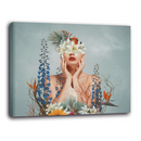 Mujer entre las flores