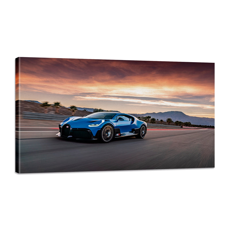 Bugatti Divo azul en carretera al atardecer