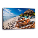 Camastros en la playa